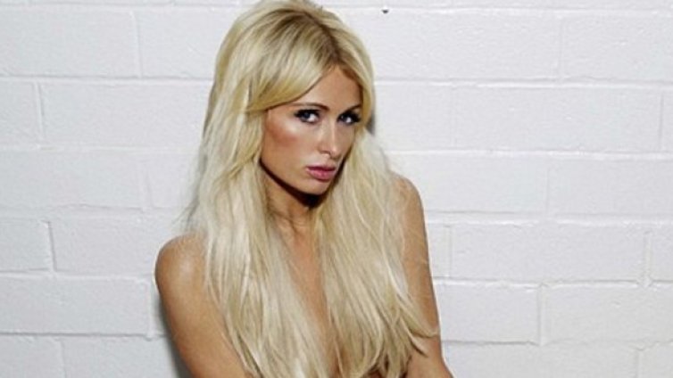 И Парис заголи бедър след 6 години за FHM