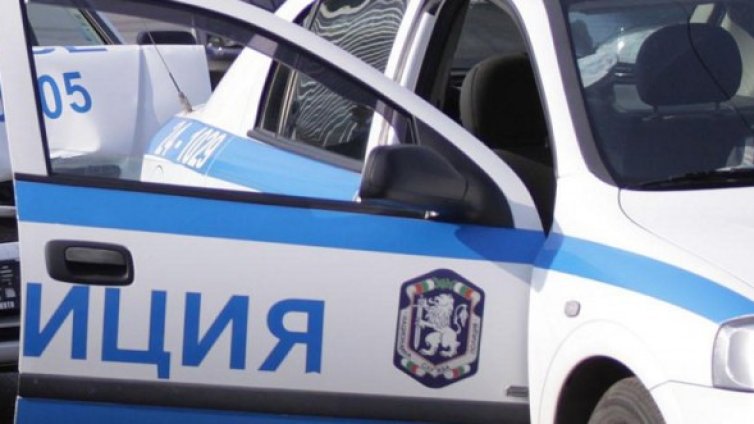 Биячите на полицая яростно размахвали бухалки на "България"