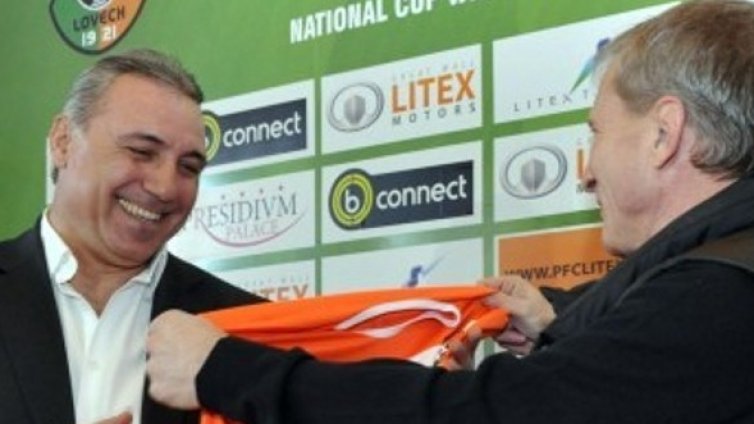 Гриша Ганчев представи Стоичков, обеща да не го уволнява