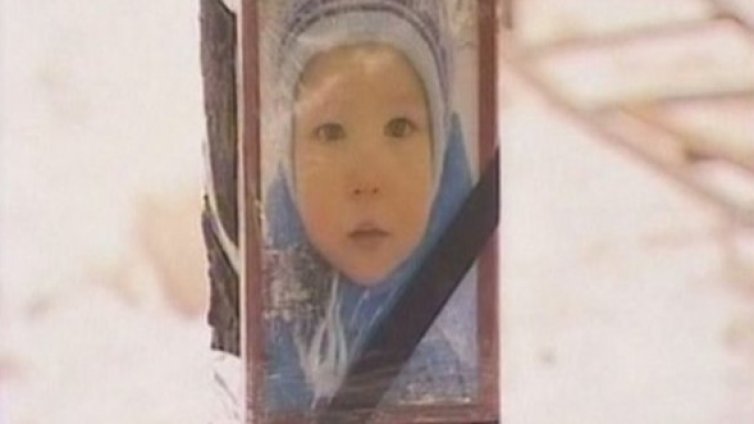 Дупка в тротоара погълна количка с бебе в Русия