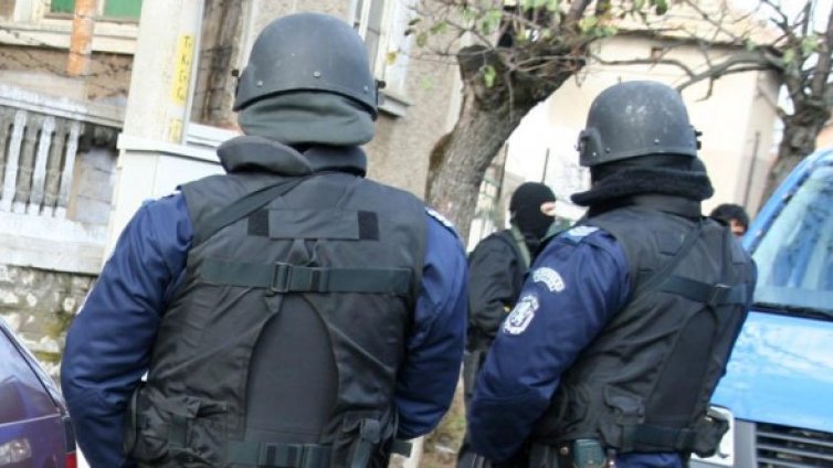 Задържаха двама в Софийско за трафик на жени към Европа