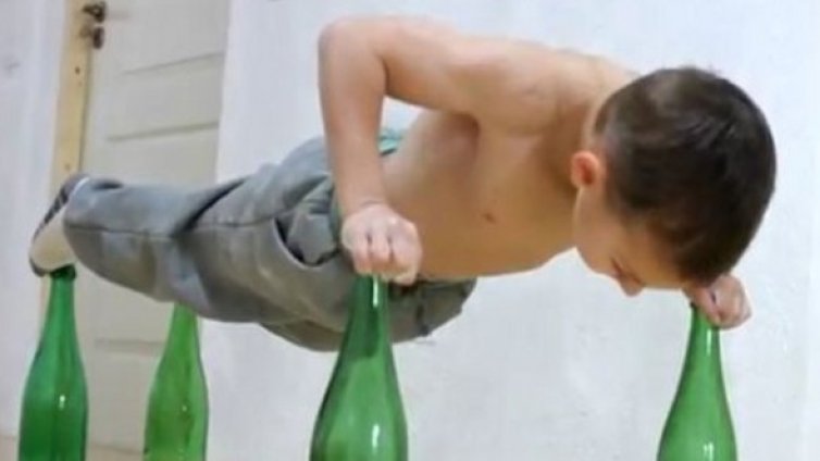 Лицевите опори на 7-годишния мускуляга