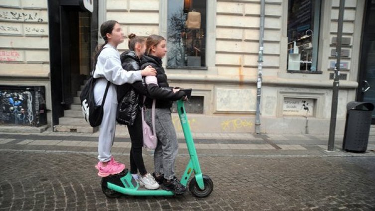 В Кипър вдигнаха възрастта за тротинетки на 17 години