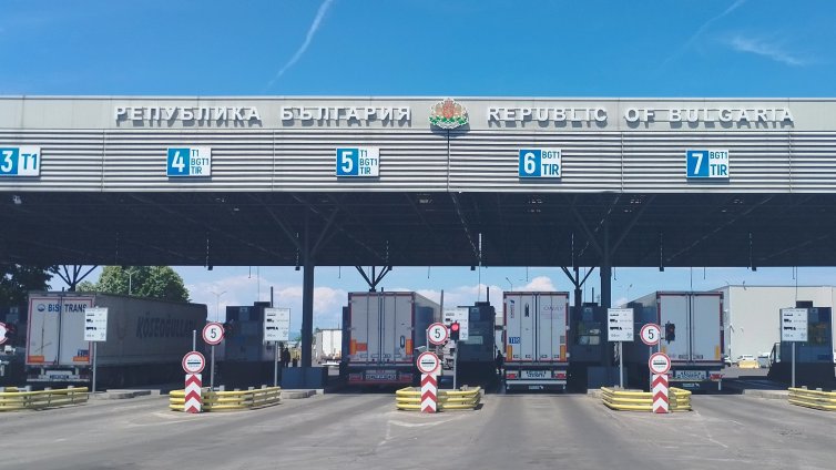 Заловиха цигари, бутилки с газ и хладилен агент на "Капитан Андреево"