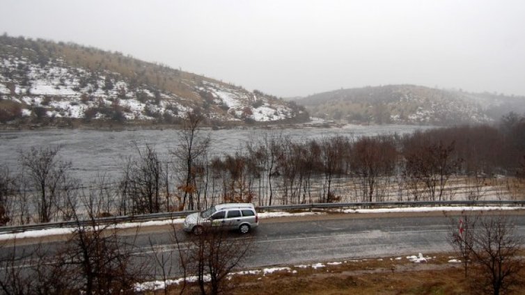 Спешно изпускат язовир "Елена"