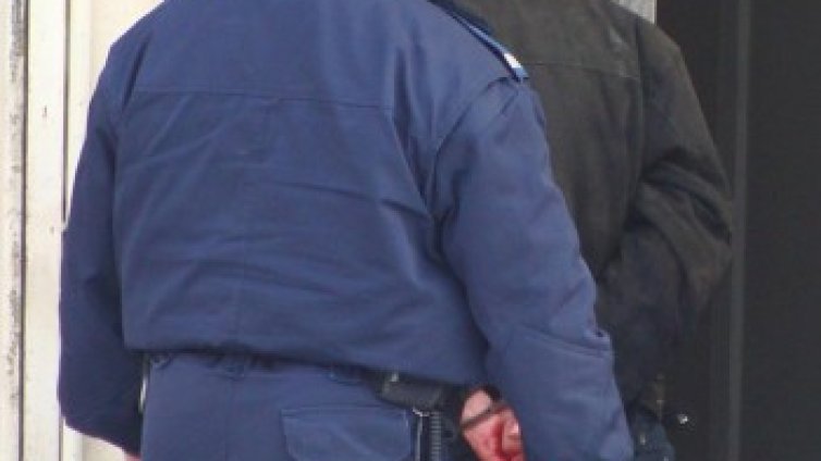 Двама полицаи ранени при инциденти в Бургас