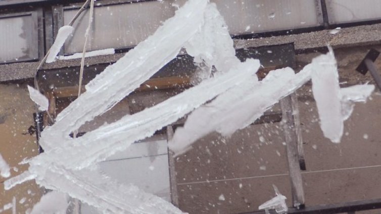 Ледена висулка проби черепа на мъж в София