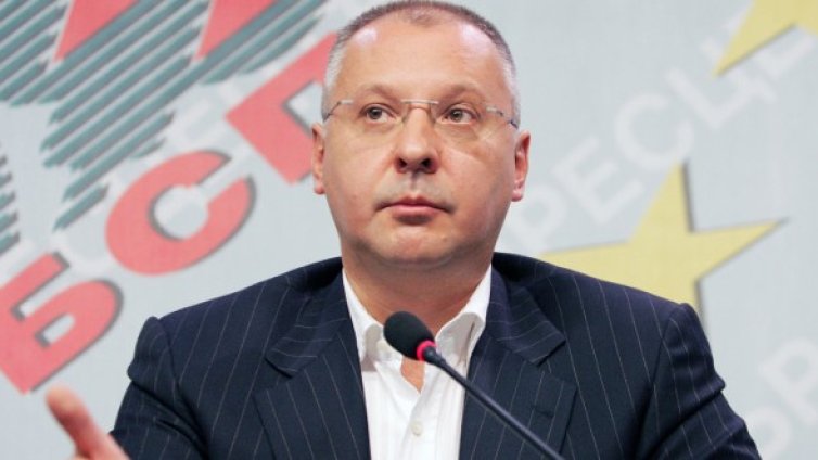 На тъмно се раздават гигантски бонуси, ревна Станишев 