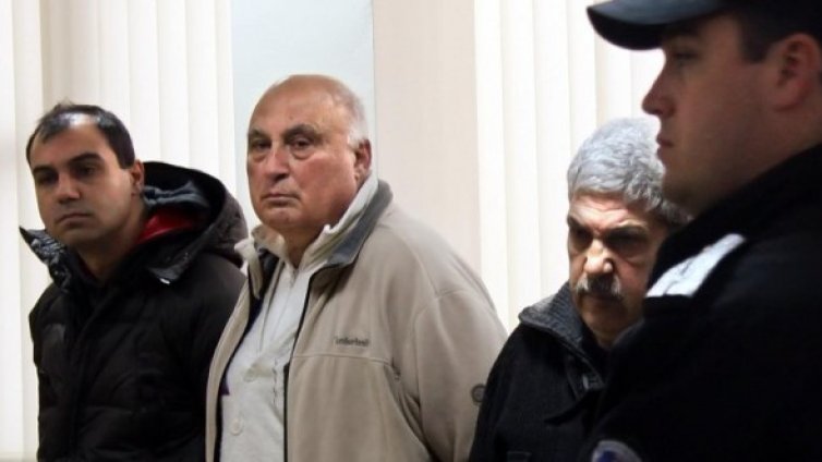 Ромите, премазали с буса си Ангел, ги хвана амнезия