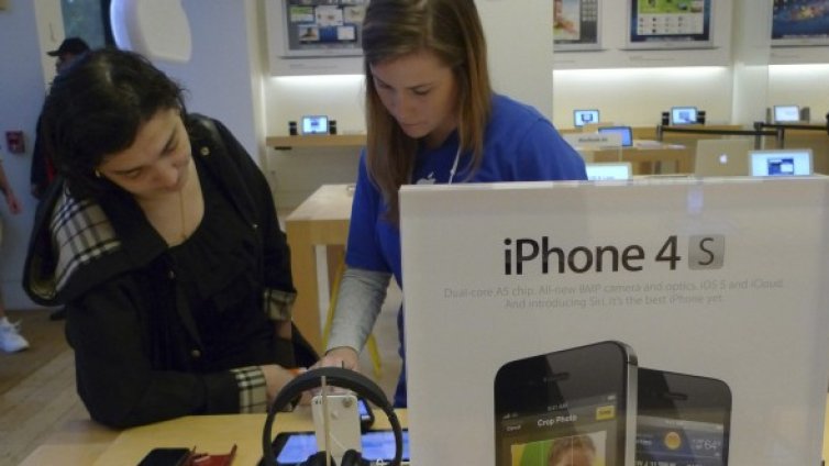 Как Apple притиска операторите да продават по-евтино iPhone 