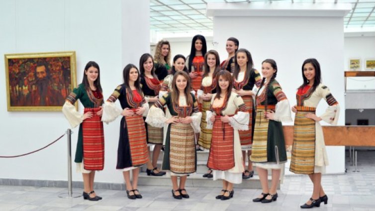 Млади миски накипрени в народни носии