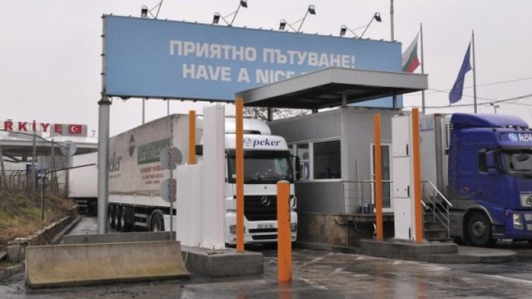 Задържаха трима сирийци на границата ни