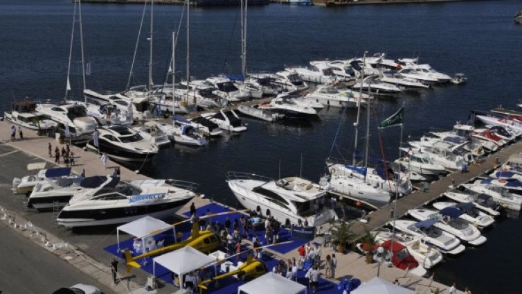 Политик сe уредил с яхта за милион 