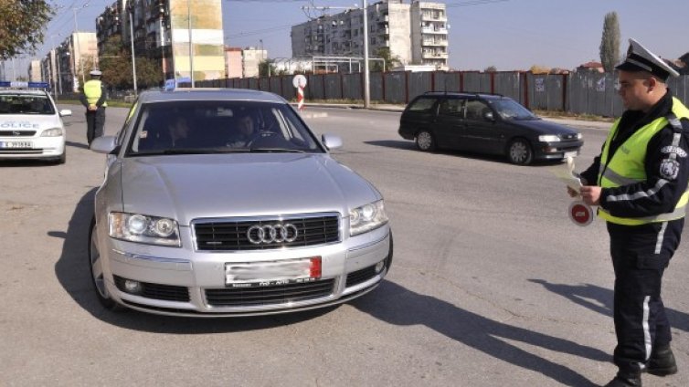 Българинът продължава да е без колан на задната седалка