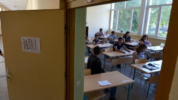 Скандал! Учителка пуска порно на ученици в час