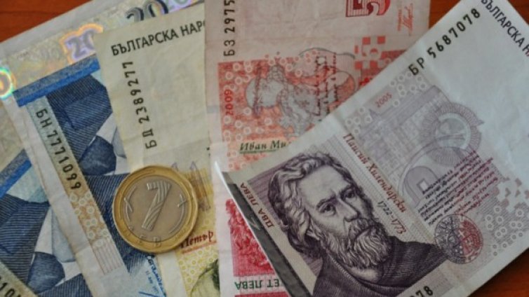 Две жени харизаха общо 20 бона на измамници 