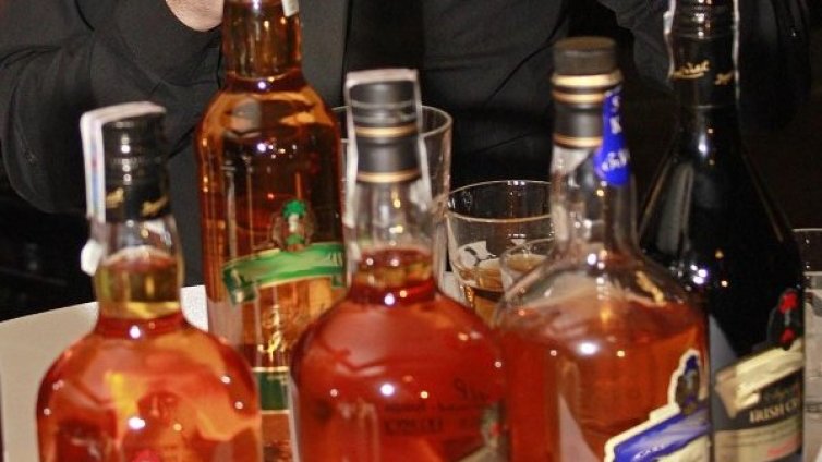 Белезници за мъж, пробвал да свие 5 бутилки уиски от магазин