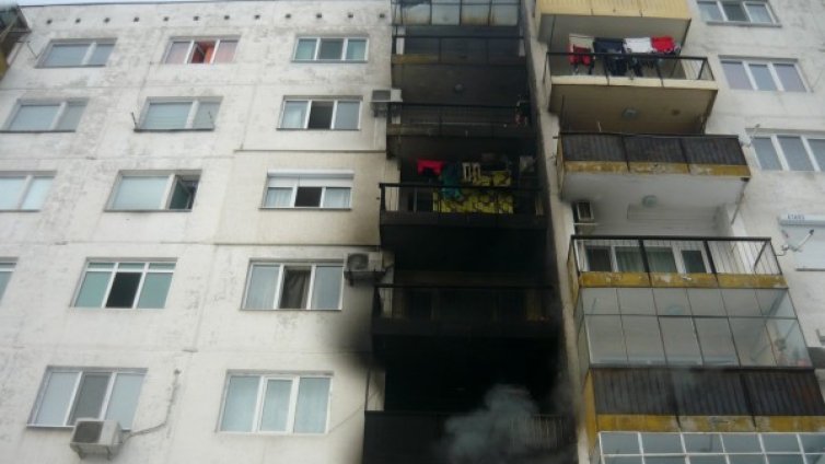 Дете и две жени обгазени при пожар във Варна