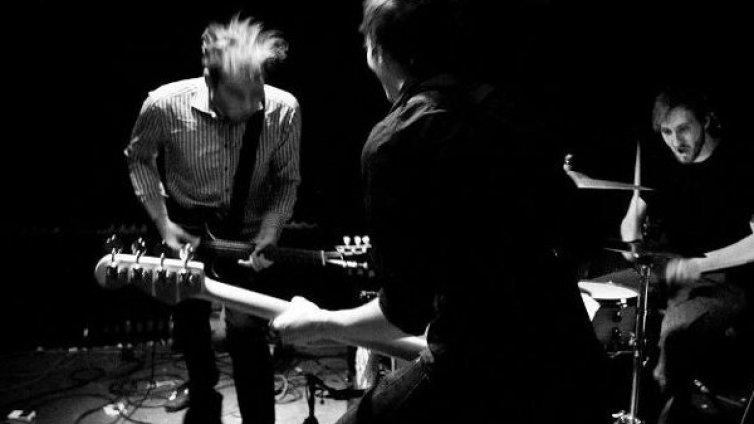 Featuring Yourself: мелодичен пост-пънк и дарк-атмосферик изтъпления