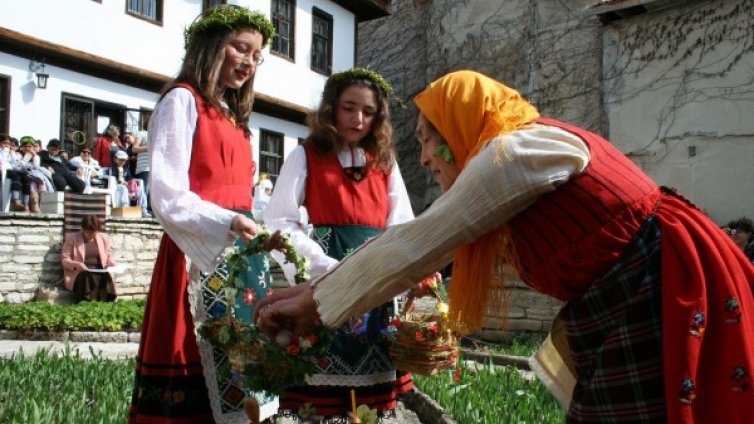 Дом, в който влязат и пеят лазарки, ще е честит през цялата година