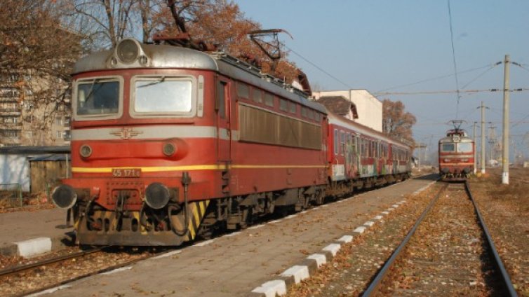 Крадци прекъснаха електрозахранването на влаковете между София и Мездра 