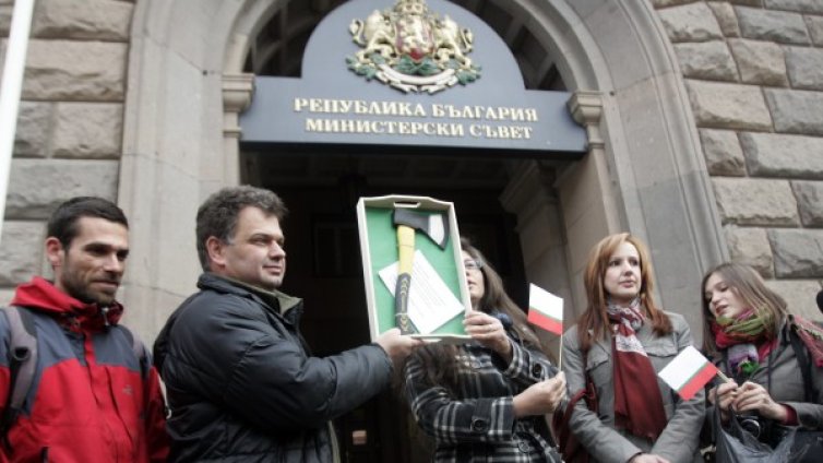 Брадва за премиера, той не рачи да си я прибере