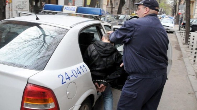 Задържаха иранец с еврозаповед за арест в Добрич