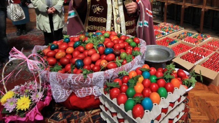 На Велика събота шарим яйца и печем козунаци