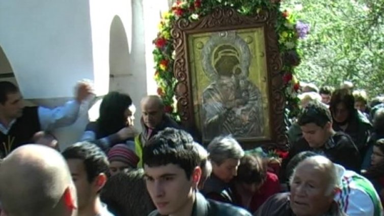 Скандал с копие на Чудотворната икона от Бачково 