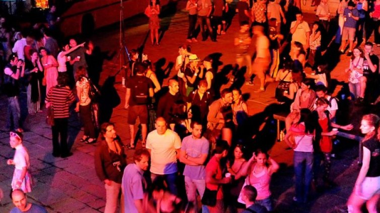 УНСС &bdquo;уреждал&rdquo; студентите си с евтино пиене в чалготеките 