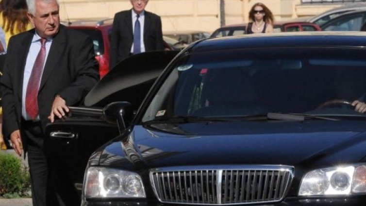 Депутатите &ndash; горките без лимузини за Великден