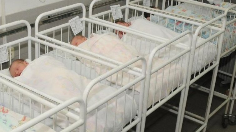 Баща пребивал системно 5-месечното си бебе 