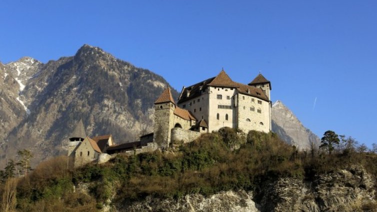 Най-впечатляващите замъци, построени върху скала 