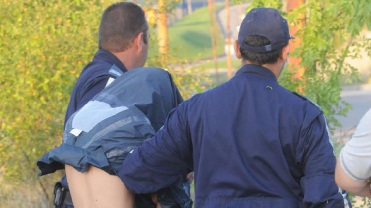 Рецидивист нахлу в дома 16-годишното си гадже с нож