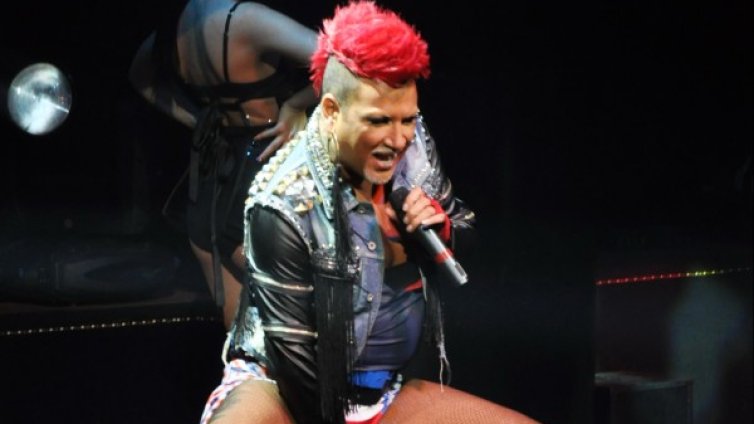 Билетите за концертите на Азис в САЩ се разграбиха