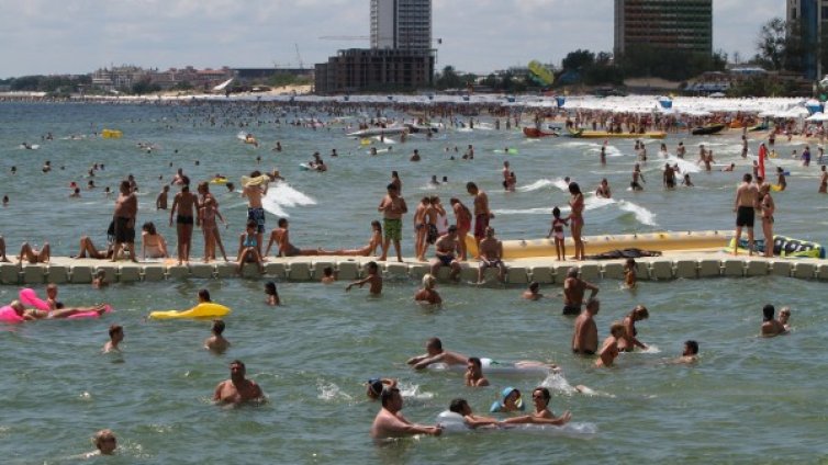 Чистят Слънчев бряг нощем, за да свети от чистота денем