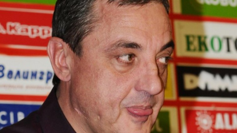 "Титан" застана зад Михайлов в спора му със Стоичков