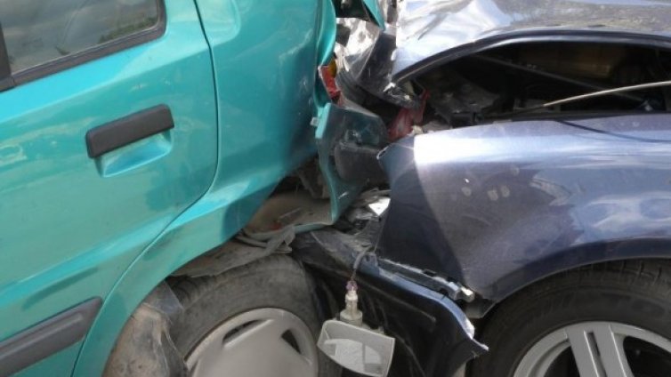 Завой на ръчна! 19-годишен пробва и нацели 4 коли