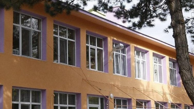 Санират 9 столични училища с европари