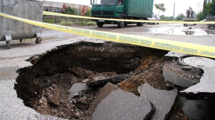 Огромна яма зейна на път в Хасково