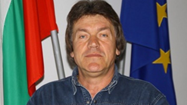 Кмет дарява част от заплатата си за 4 деца 