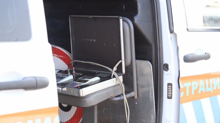 Украинка катастрофира с тротинетка на заледен път, счупи крак