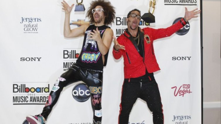 Адел гушна нови 12 статуетки