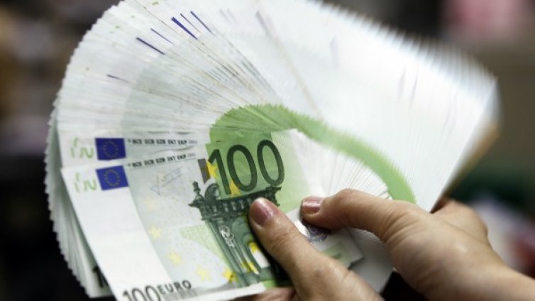 Австриец предаде на полицията 9 900 евро, намерени на улицата