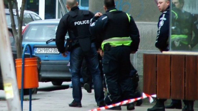 Въоръжен с газов пистолет ограби жена в Сливен
