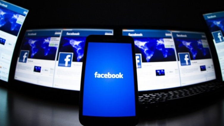 Facebook разработва първия си мобилен телефон?	   