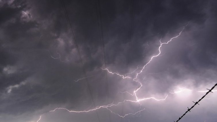 Мълния порази две жени в центъра на Кърджали 