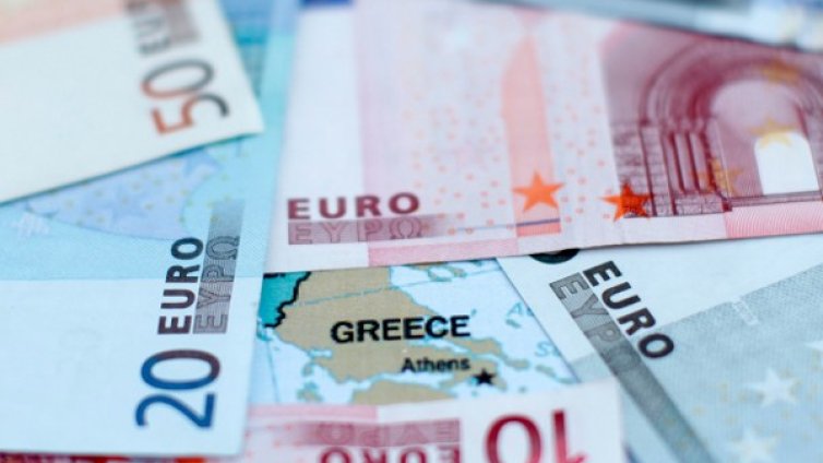 При отказ от еврото доходите на гърците се свиват 55%