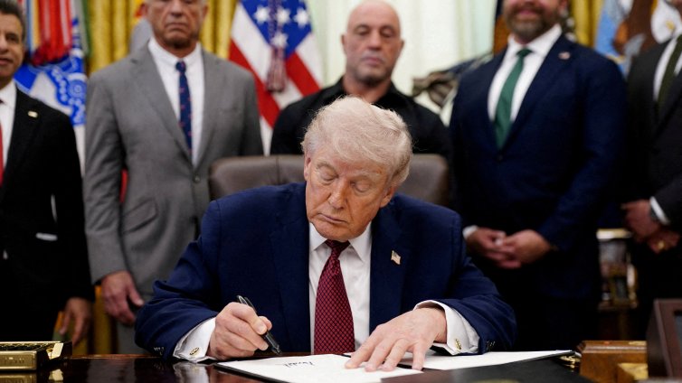 Парадокс: Тръмп ще подпише мирно споразумение, подобно на ядреното от 2015 година