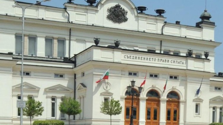 Депутатите си спретнаха парламентарна група на пушачите
